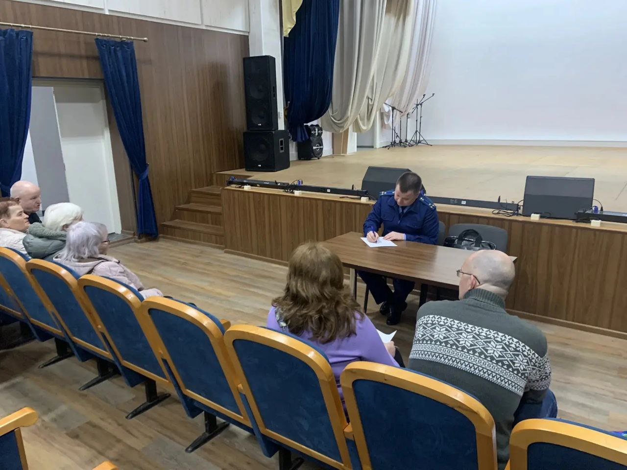 Заместитель прокурора области Антон Жуков провел личный приём граждан в Камешковском районе Заместитель прокурора области Антон Жуков провел личный приём граждан в Камешковском районе