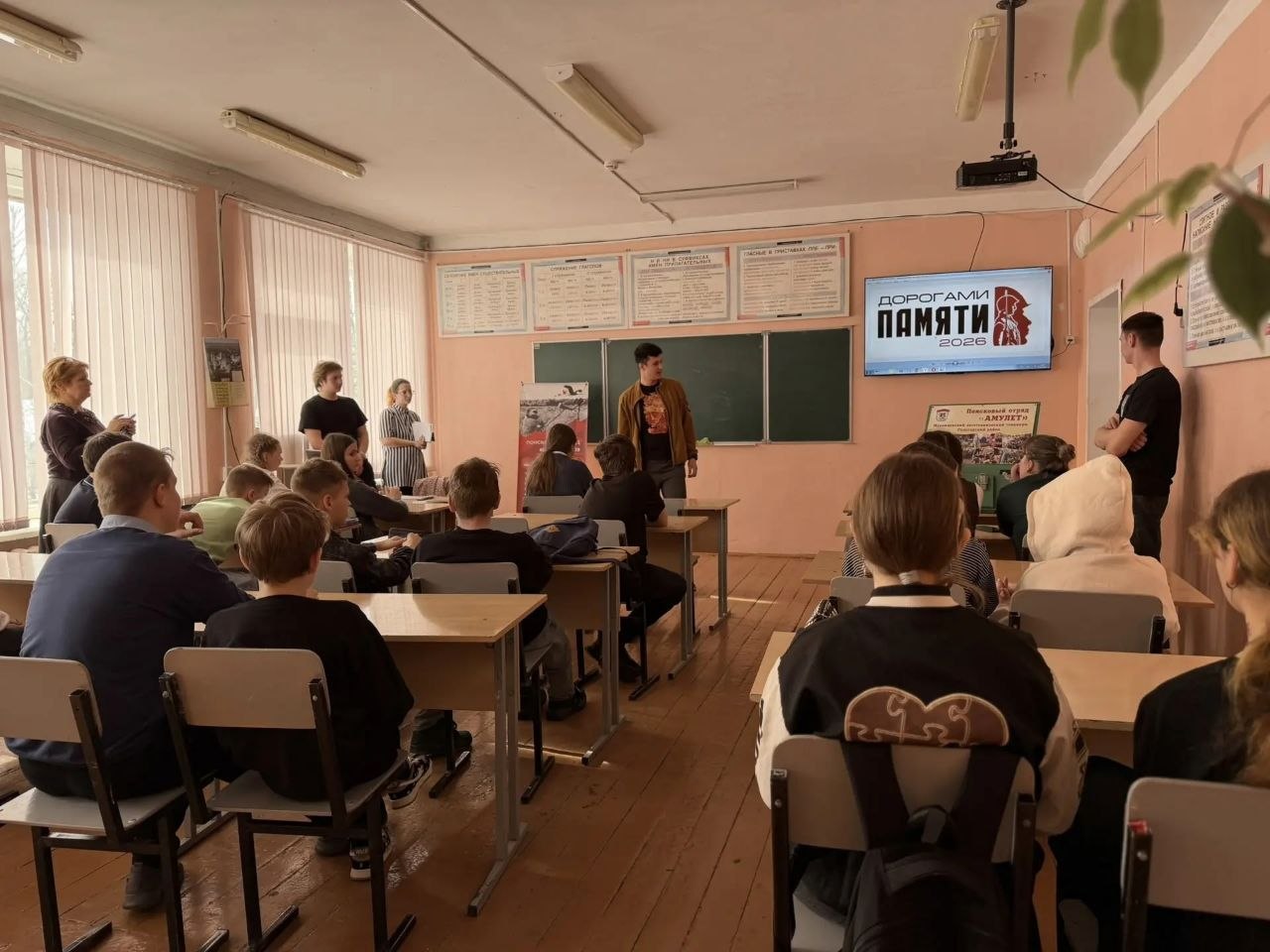 Поисковики провели урок памяти в Муромцевской школе Поисковики провели урок памяти в Муромцевской школе