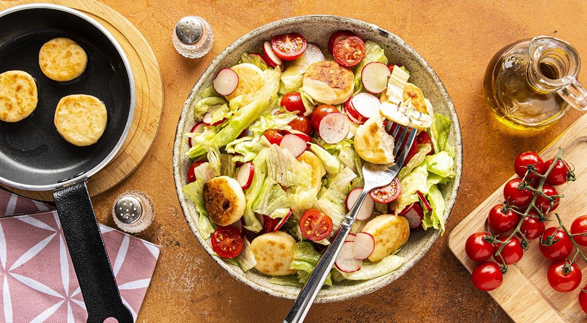 Неповторимый салат айсберг с мини-сырничками и черри для вкусного обеда