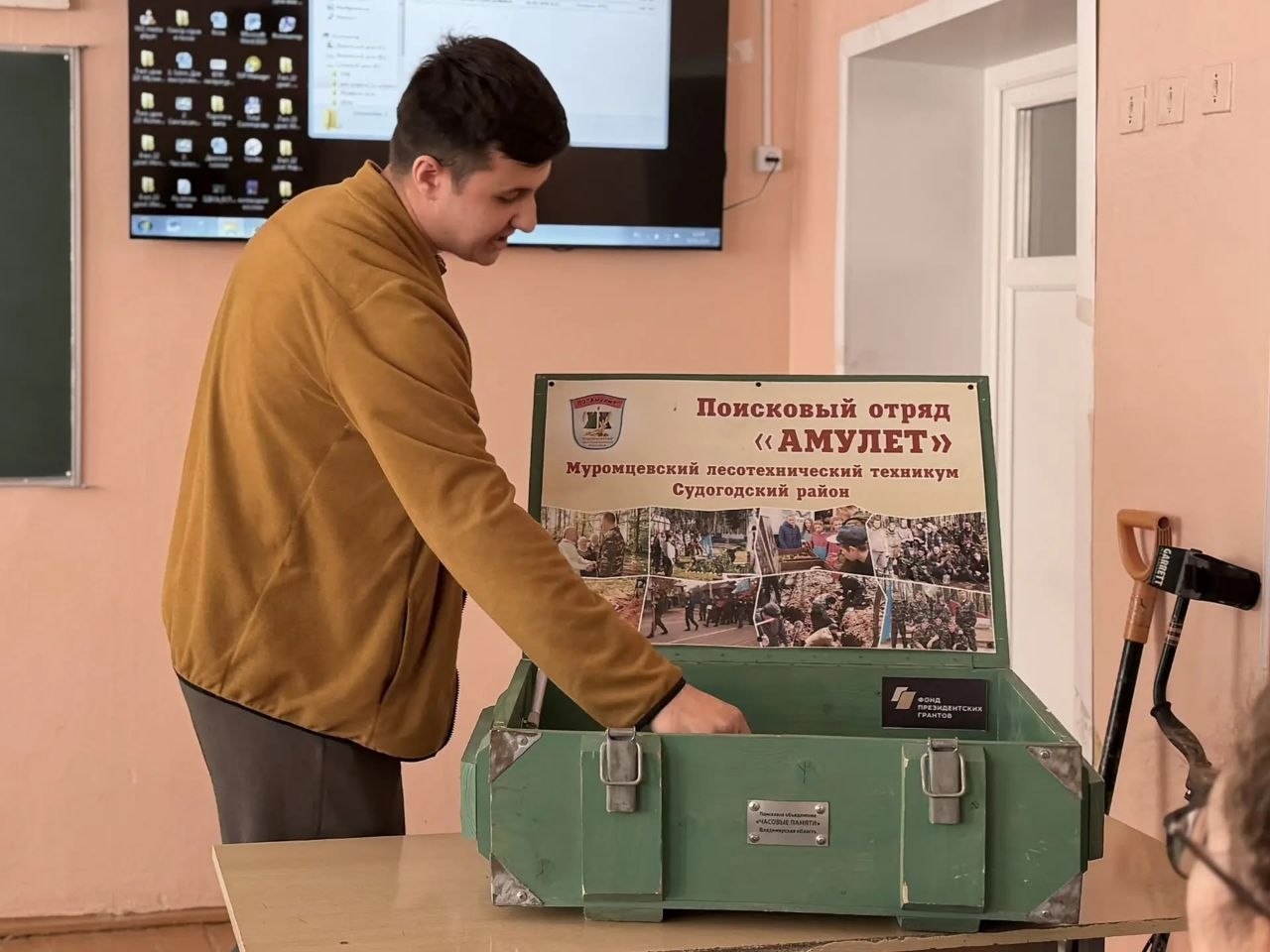 Поисковики провели урок памяти в Муромцевской школе Поисковики провели урок памяти в Муромцевской школе