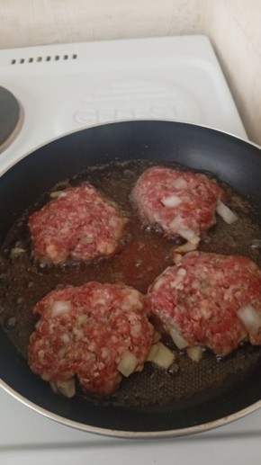 Кулинарные эксперименты: котлеты и свекольный салат в центре внимания