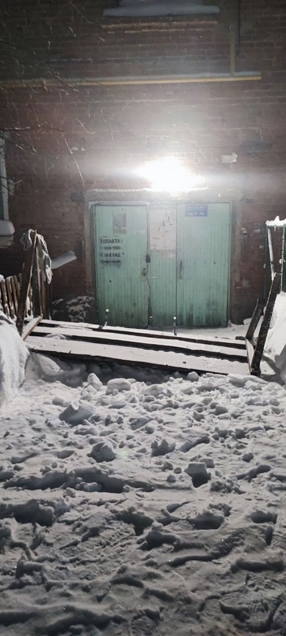 Во Владимире после вмешательства прокуратуры города восстановлена входная группа подъезда многоквартирного дома и произведена уборка придомовой территории