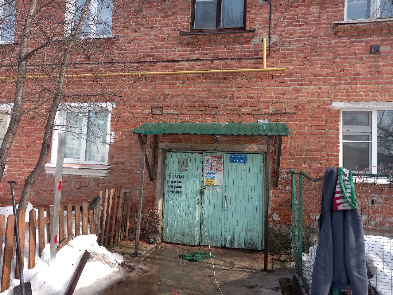 Во Владимире после вмешательства прокуратуры города восстановлена входная группа подъезда многоквартирного дома и произведена уборка придомовой территории Во Владимире после вмешательства прокуратуры города восстановлена входная группа подъезда многоквартирного дома и произведена уборка придомовой территории