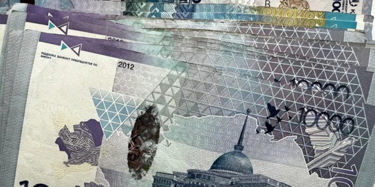 Казахстанцы на пенсии: кто получил деньги сразу и почему у них мало накоплений