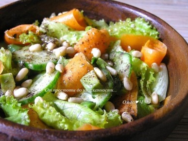 Праздничный салат с авокадо и кедровыми орехами