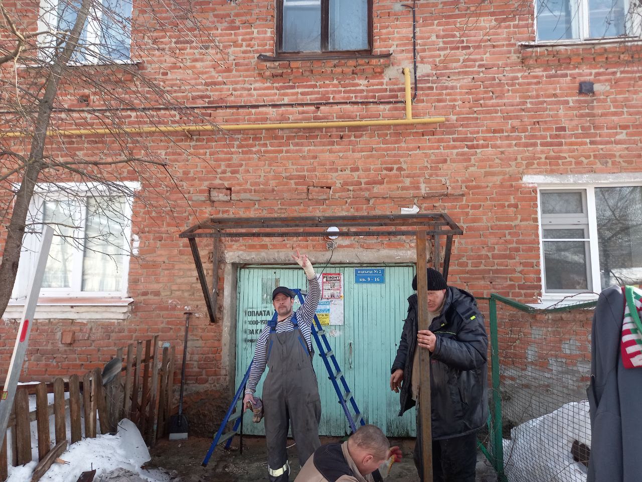 Во Владимире после вмешательства прокуратуры города восстановлена входная группа подъезда многоквартирного дома и произведена уборка придомовой территории Во Владимире после вмешательства прокуратуры города восстановлена входная группа подъезда многоквартирного дома и произведена уборка придомовой территории