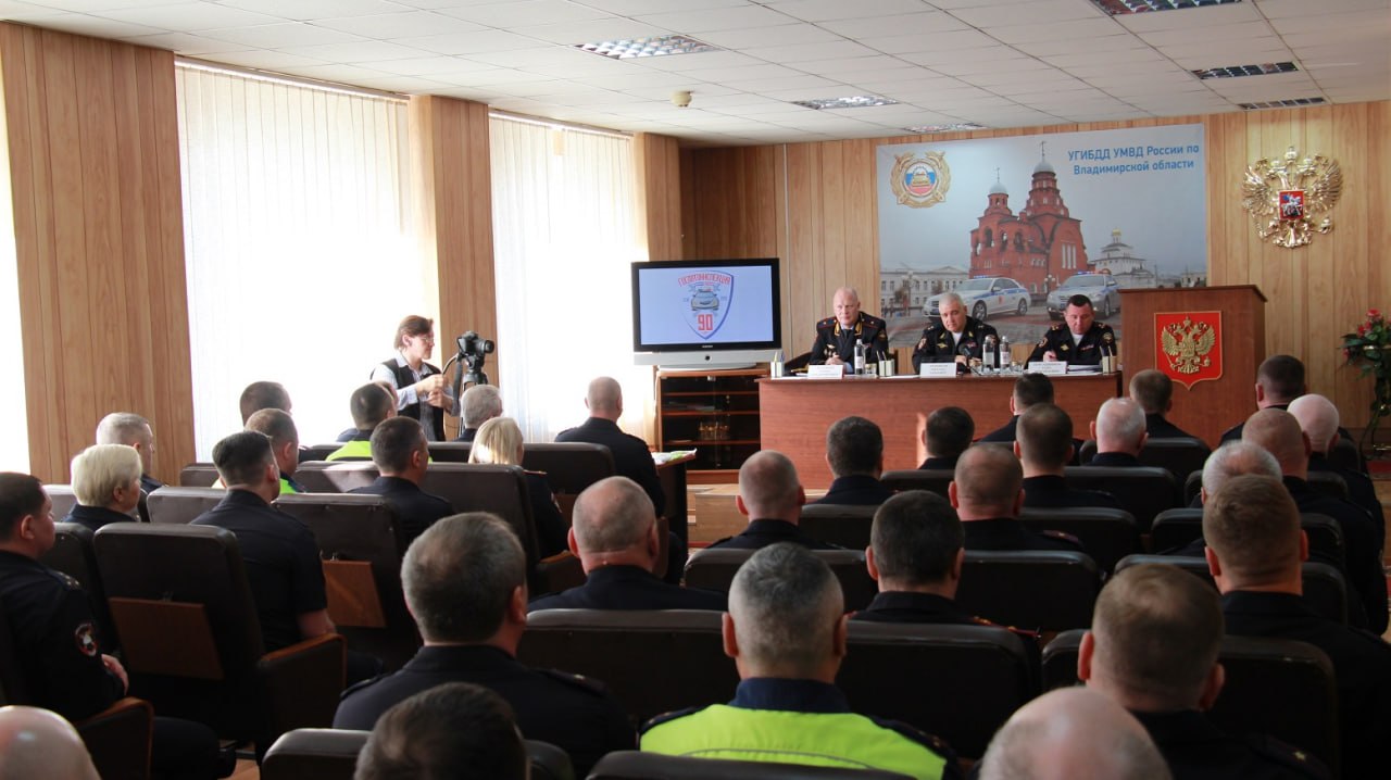 В рамках своего визита во Владимирскую область Михаил Черников посетил региональную Госавтоинспекцию и провел встречу с личным составом В рамках своего визита во Владимирскую область Михаил Черников посетил региональную Госавтоинспекцию и провел встречу с личным составом