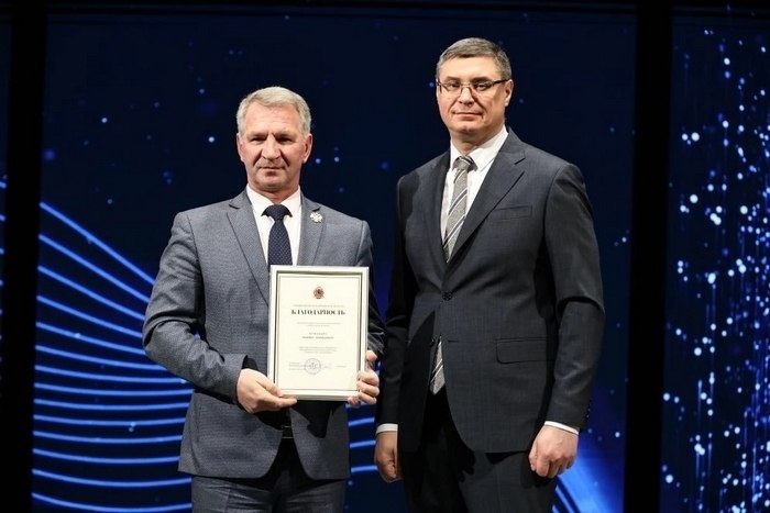 Губернатор Александр Авдеев вручил награду директору ДК «Современник» Леониду Чумакову