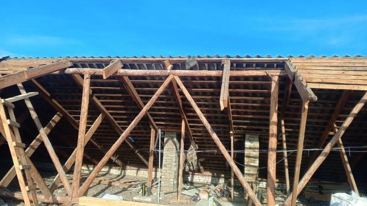 При надзорном сопровождении Собинской межрайонной прокуратуры завершены работы по восстановлению частично обрушившейся крыши многоквартирного дома При надзорном сопровождении Собинской межрайонной прокуратуры завершены работы по восстановлению частично обрушившейся крыши многоквартирного дома