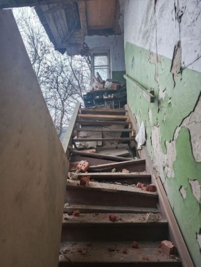 В двух квартирах аварийного дома с обрушенной стеной проживали люди