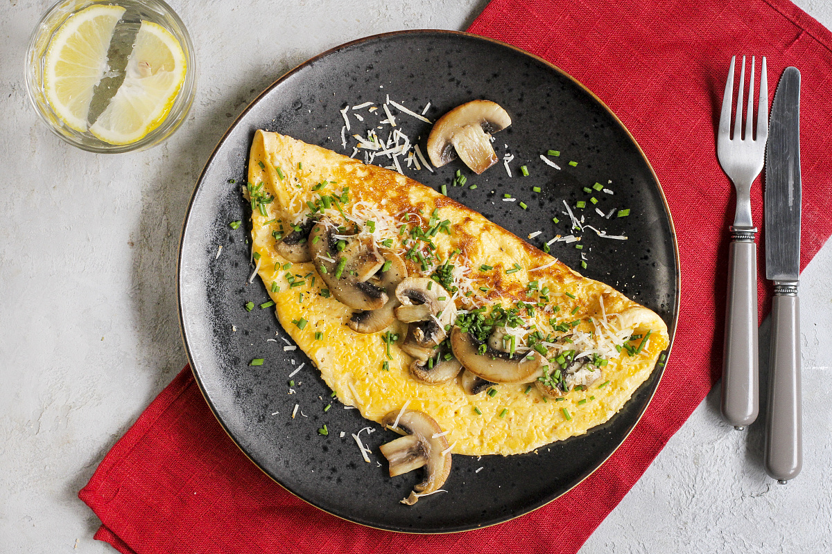 Грибной омлет с шампиньонами и сыром сулугуни: Рецепт на любой вкус