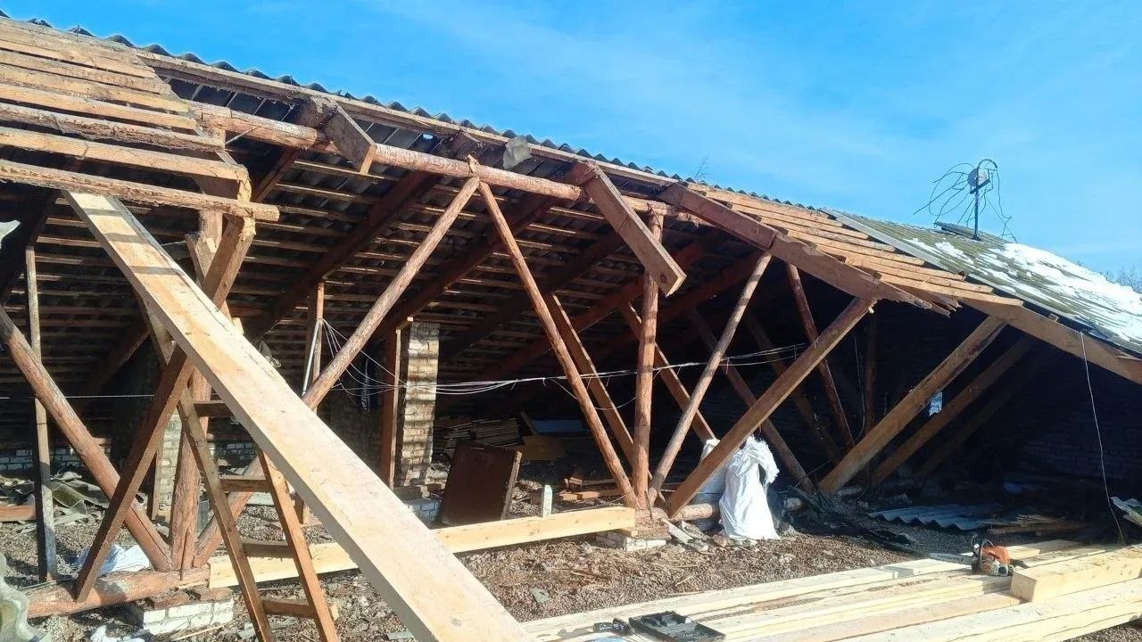 При надзорном сопровождении Собинской межрайонной прокуратуры завершены работы по восстановлению частично обрушившейся крыши многоквартирного дома При надзорном сопровождении Собинской межрайонной прокуратуры завершены работы по восстановлению частично обрушившейся крыши многоквартирного дома