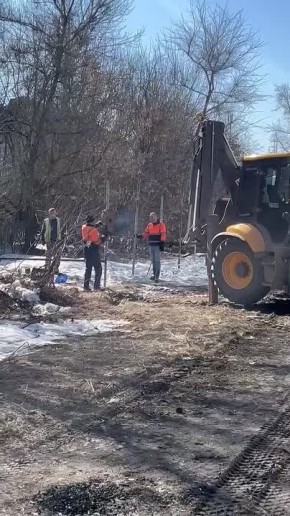 Вокруг рухнувшего дома на улице Лакина ставят забор