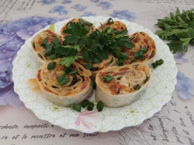 Сочная закуска из лаваша с курицей и сыром на сковороде