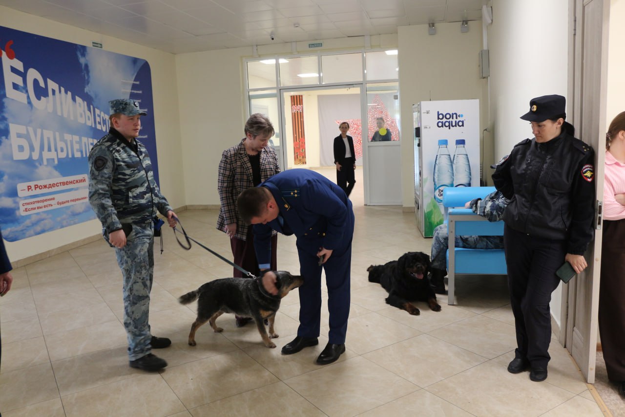 Прокуратура региона провела для подростков и их родителей интерактивное мероприятие «Будь на светлой стороне!» Прокуратура региона провела для подростков и их родителей интерактивное мероприятие «Будь на светлой стороне!»