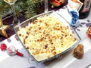 Неповторимый праздничный салат с кальмарами и грибами: простой рецепт для любой ситуации