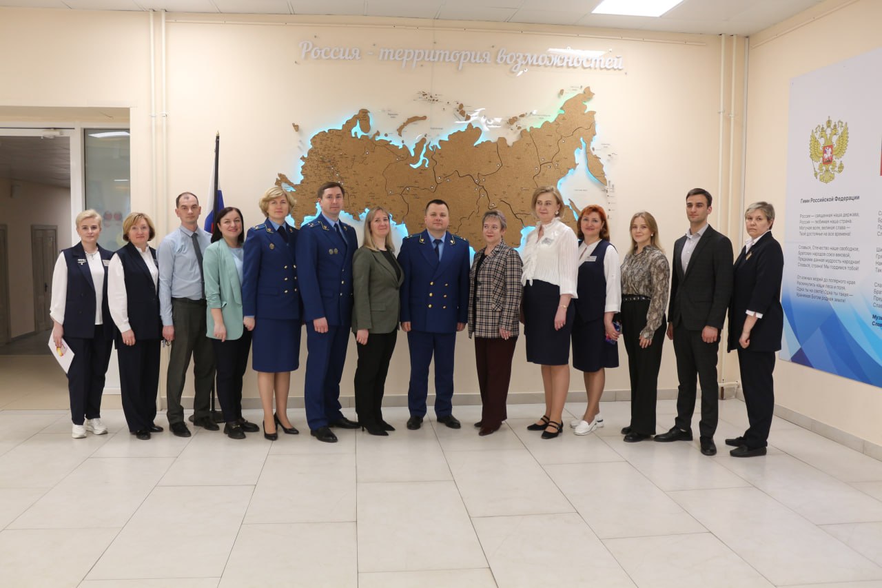 Прокуратура региона провела для подростков и их родителей интерактивное мероприятие «Будь на светлой стороне!» Прокуратура региона провела для подростков и их родителей интерактивное мероприятие «Будь на светлой стороне!»