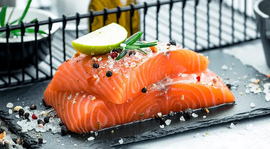 Как выбрать и засолить красную рыбу: секреты от шеф-повара