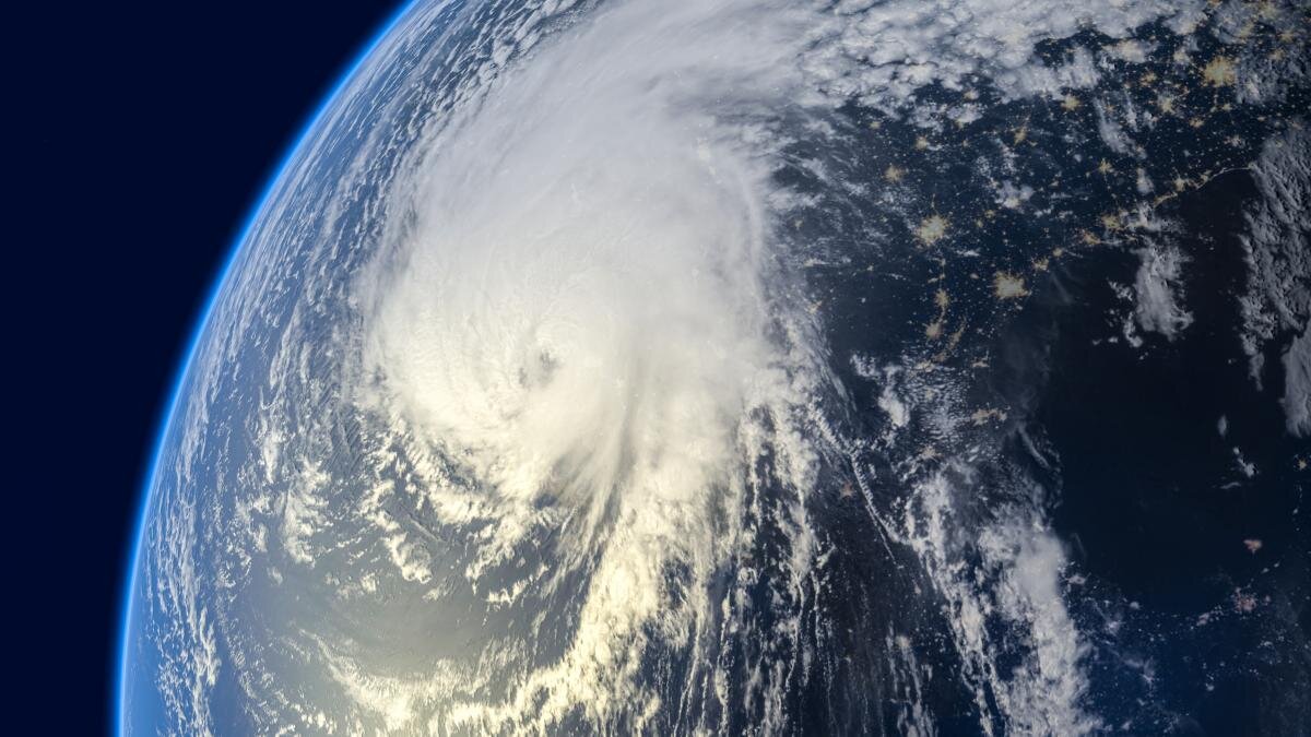 Спутник размером с автомобиль стремительно движется к Земле: что ожидать?