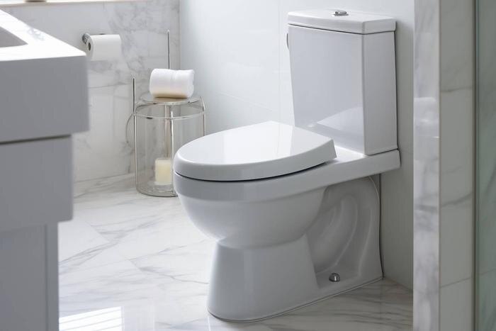 Почему не стоит смывать мусор в унитаз: эксперты предупреждают