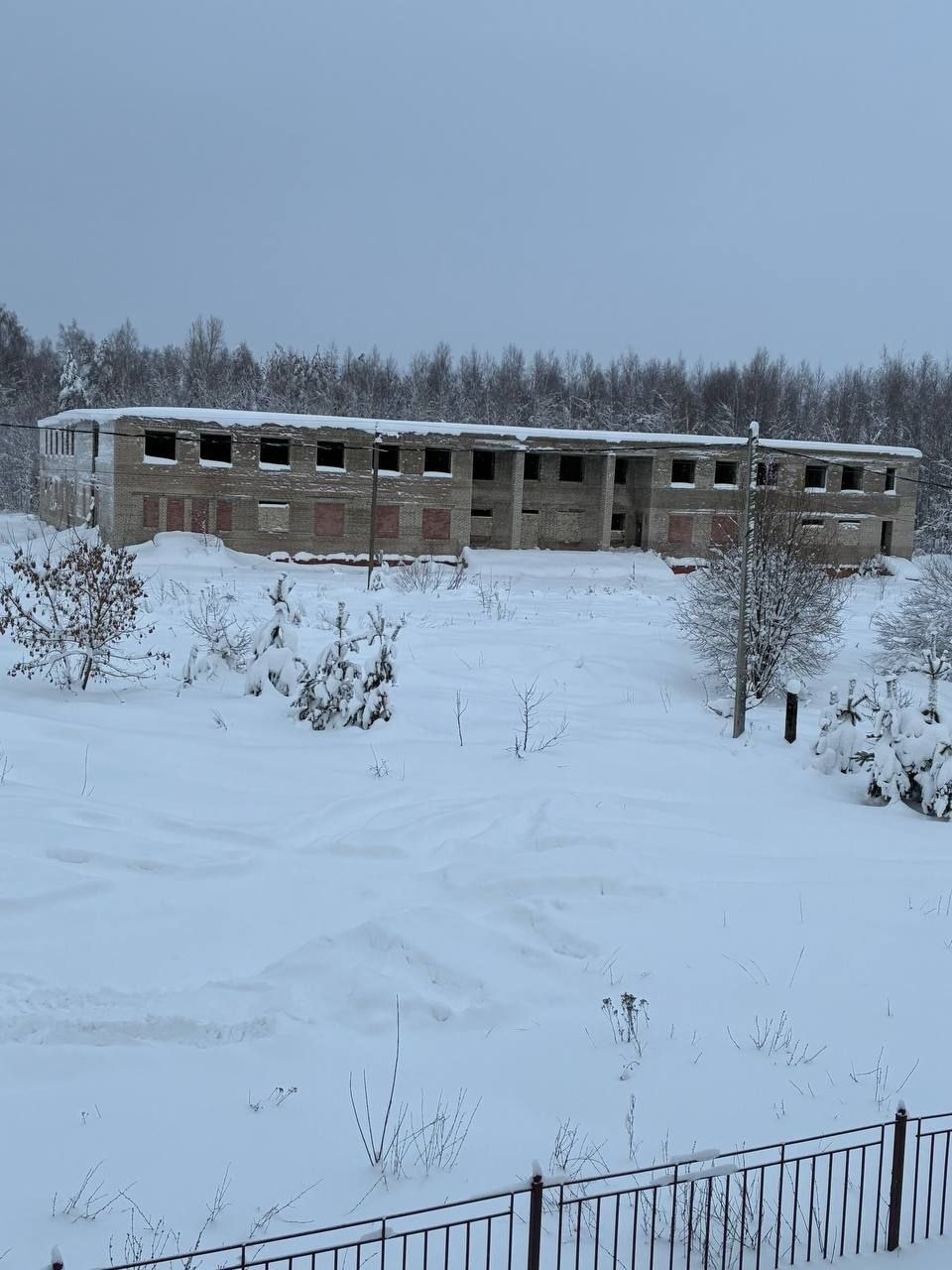 В Гусь-Хрустальном судом удовлетворен иск прокурора о компенсации морального вреда несовершеннолетней, которая получила травмы в результате падения в нежилом недостроенном здании