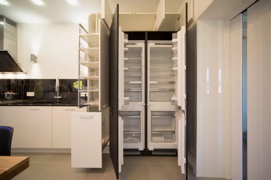 Как выбрать между встроенным и отдельно стоящим холодильником: полезные советы и секреты