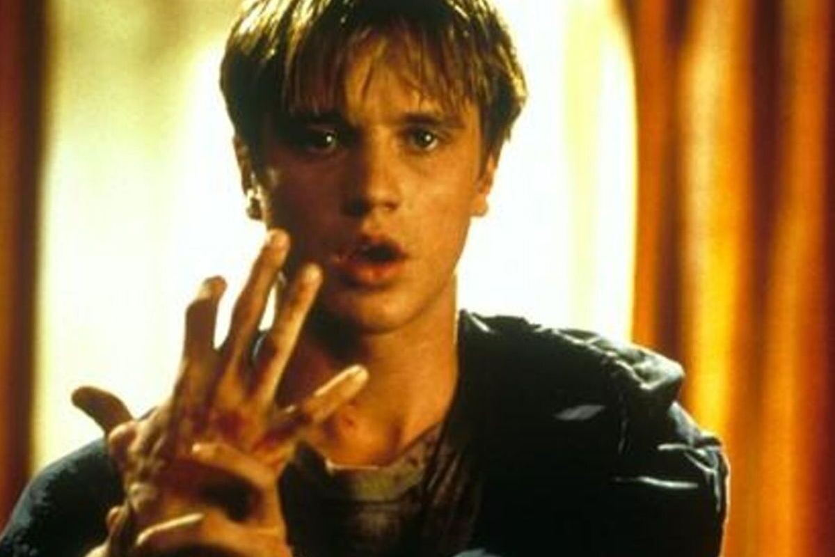 Эффективные способы удалить суперклей с рук в домашних условиях