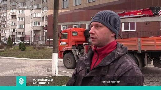 Сотрудники ЦУГД меняют опорные столбы для системы освещения