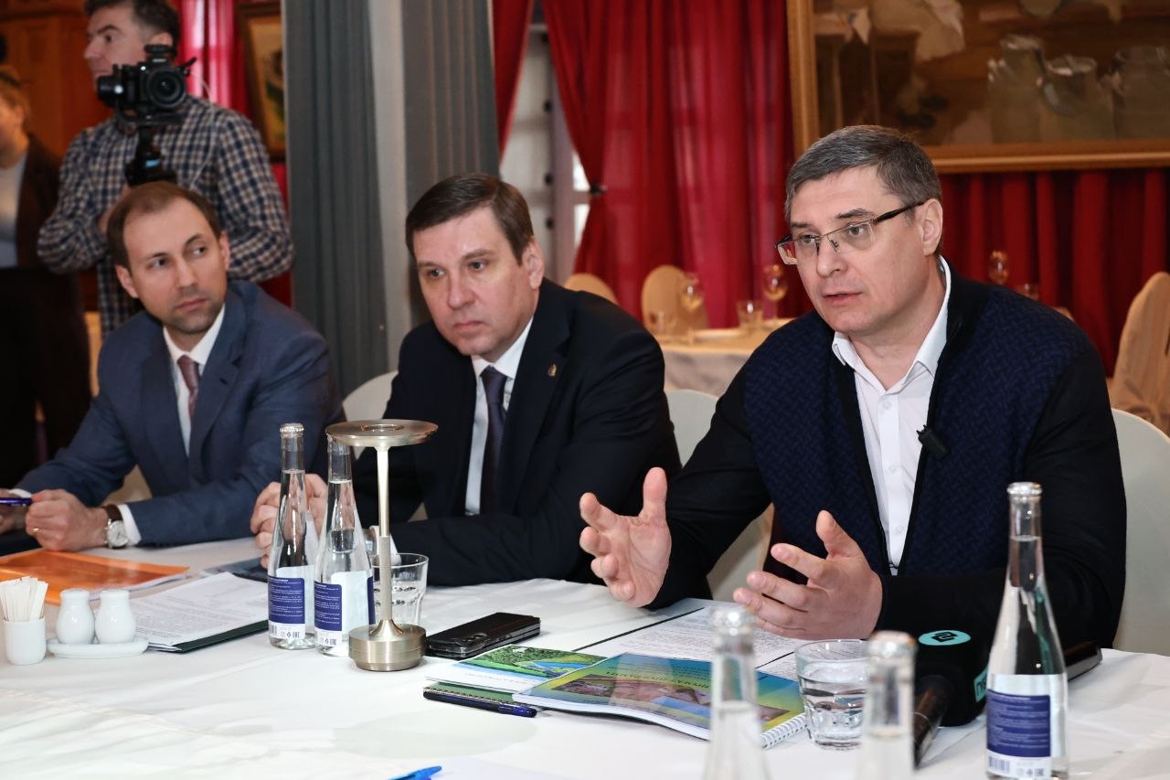 Александр Авдеев: В АТК «Богдарня» встретился с делегацией предпринимателей из ЮАР во главе с Эрролом Маском Александр Авдеев: В АТК «Богдарня» встретился с делегацией предпринимателей из ЮАР во главе с Эрролом Маском