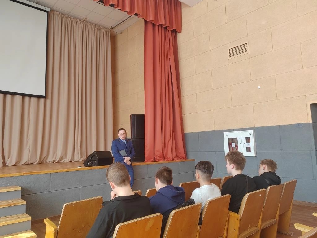 Прокурор Юрьев-Польского района Сергей Лаврентьев провел для студентов Юрьев - Польского индустриально - гуманитарного колледжа лекцию, посвященную вопросам профилактики ИТТ-преступлений Прокурор Юрьев-Польского района Сергей Лаврентьев провел для студентов Юрьев - Польского индустриально - гуманитарного колледжа лекцию, посвященную вопросам профилактики ИТТ-преступлений