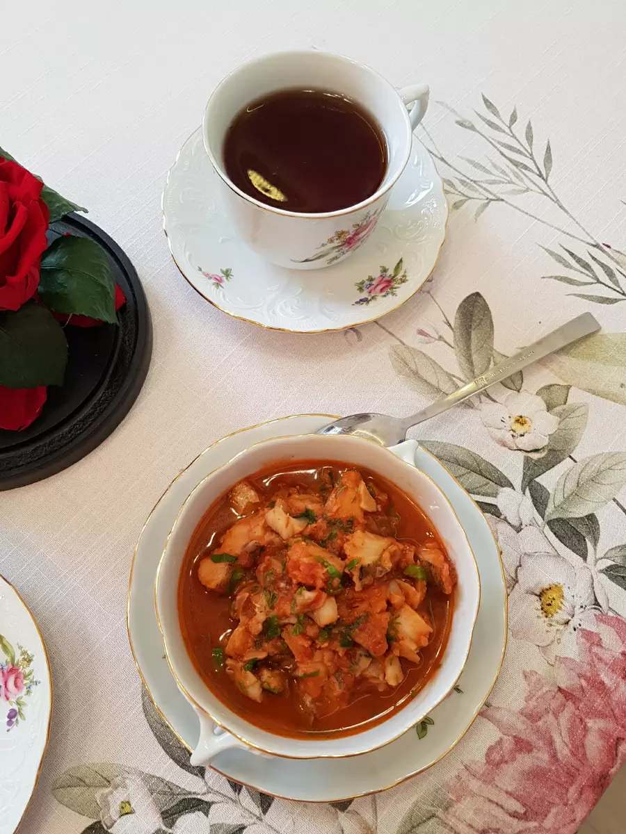 Нежный минтай в томатном соусе: быстро и вкусно