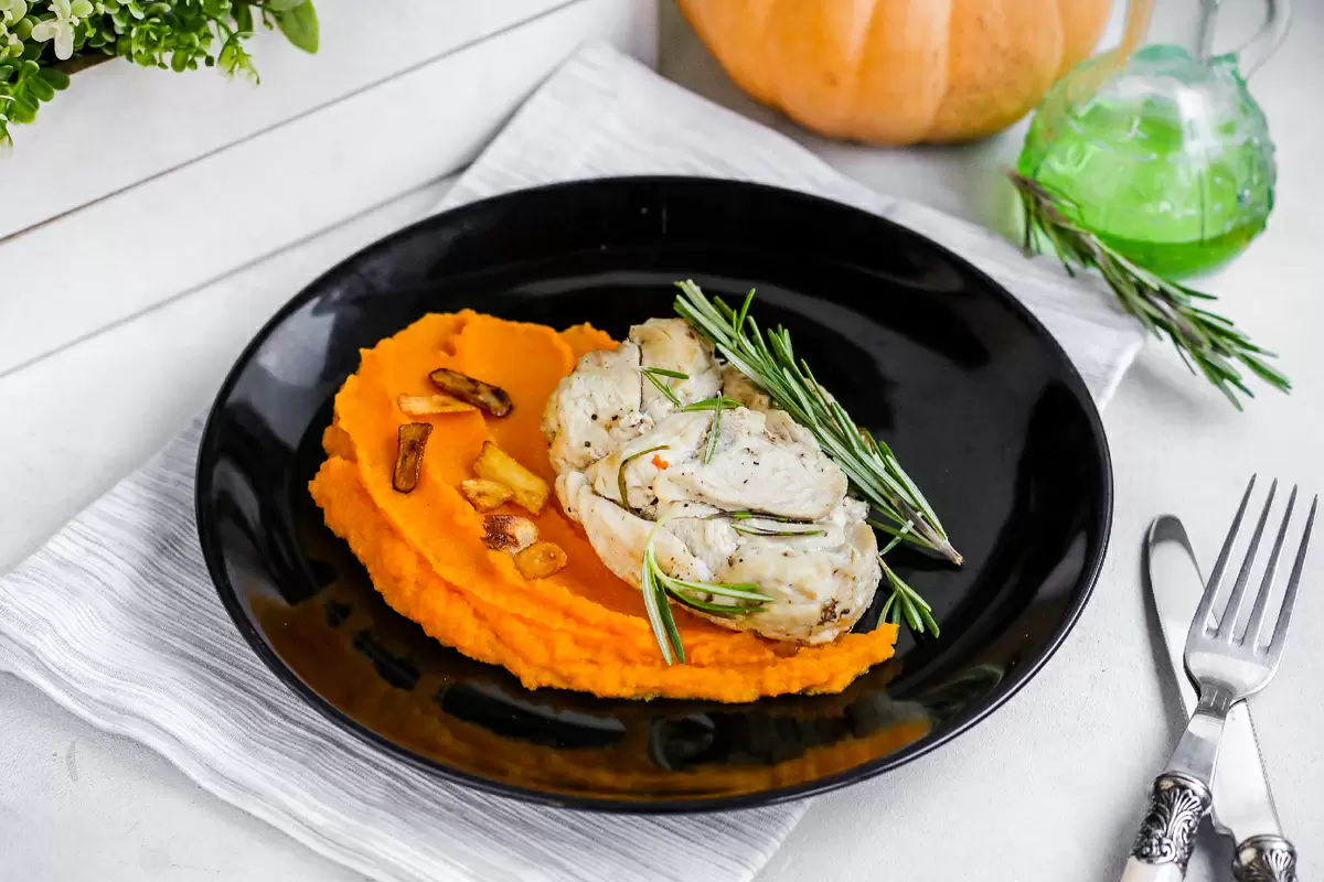 Тыквенное наслаждение: ароматное пюре с индейкой и хрустящими чесночными чипсами