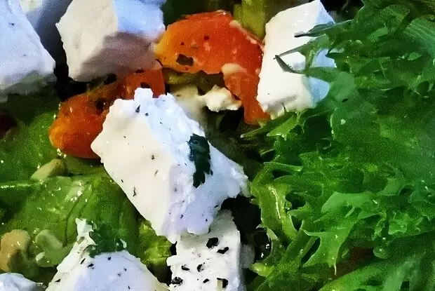 Яркий овощной салат с сербской брынзой