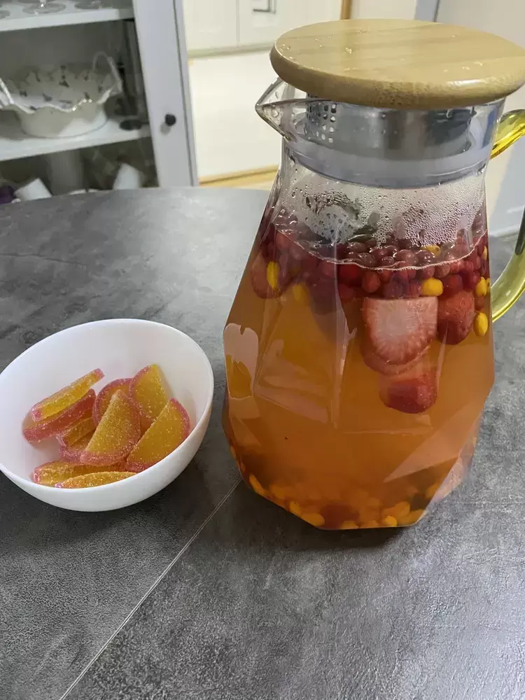 Сосломленная жажда: летний напиток из клубники и облепихи, который спасает от похмелья