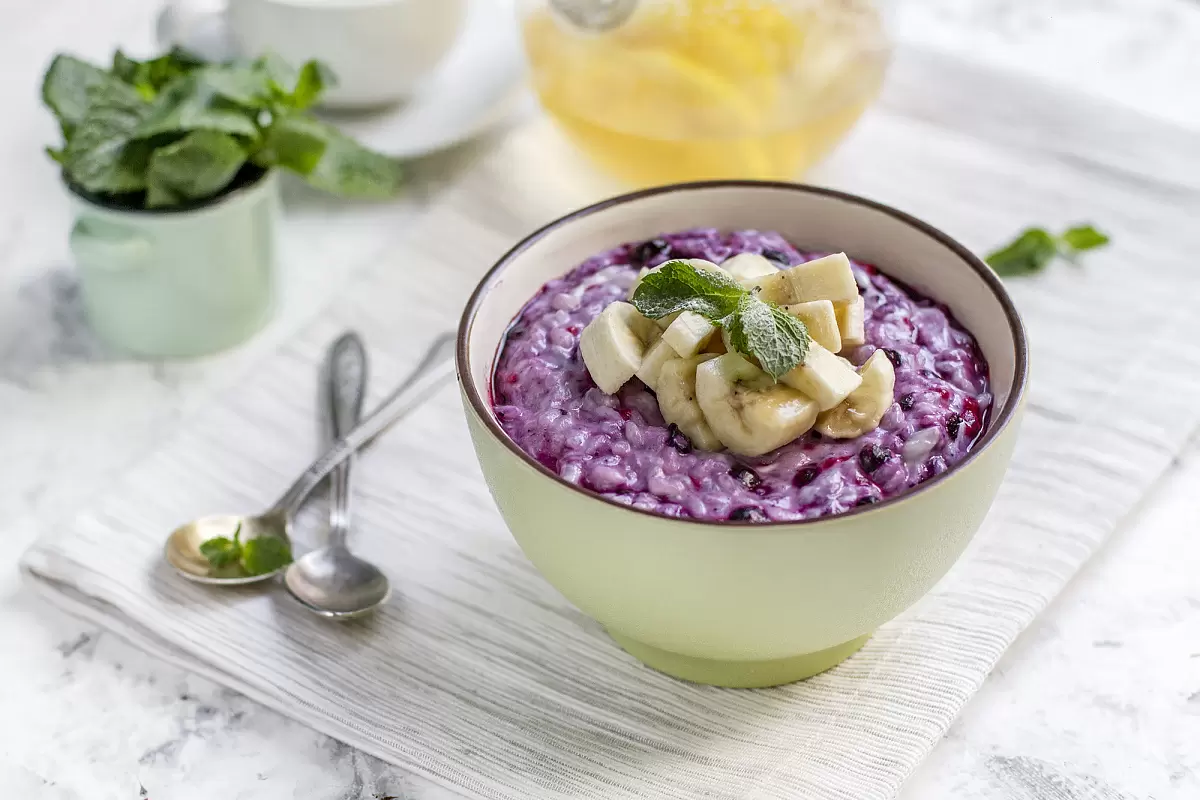 Нежная черничная рисовая каша с бананом: простой и вкусный рецепт