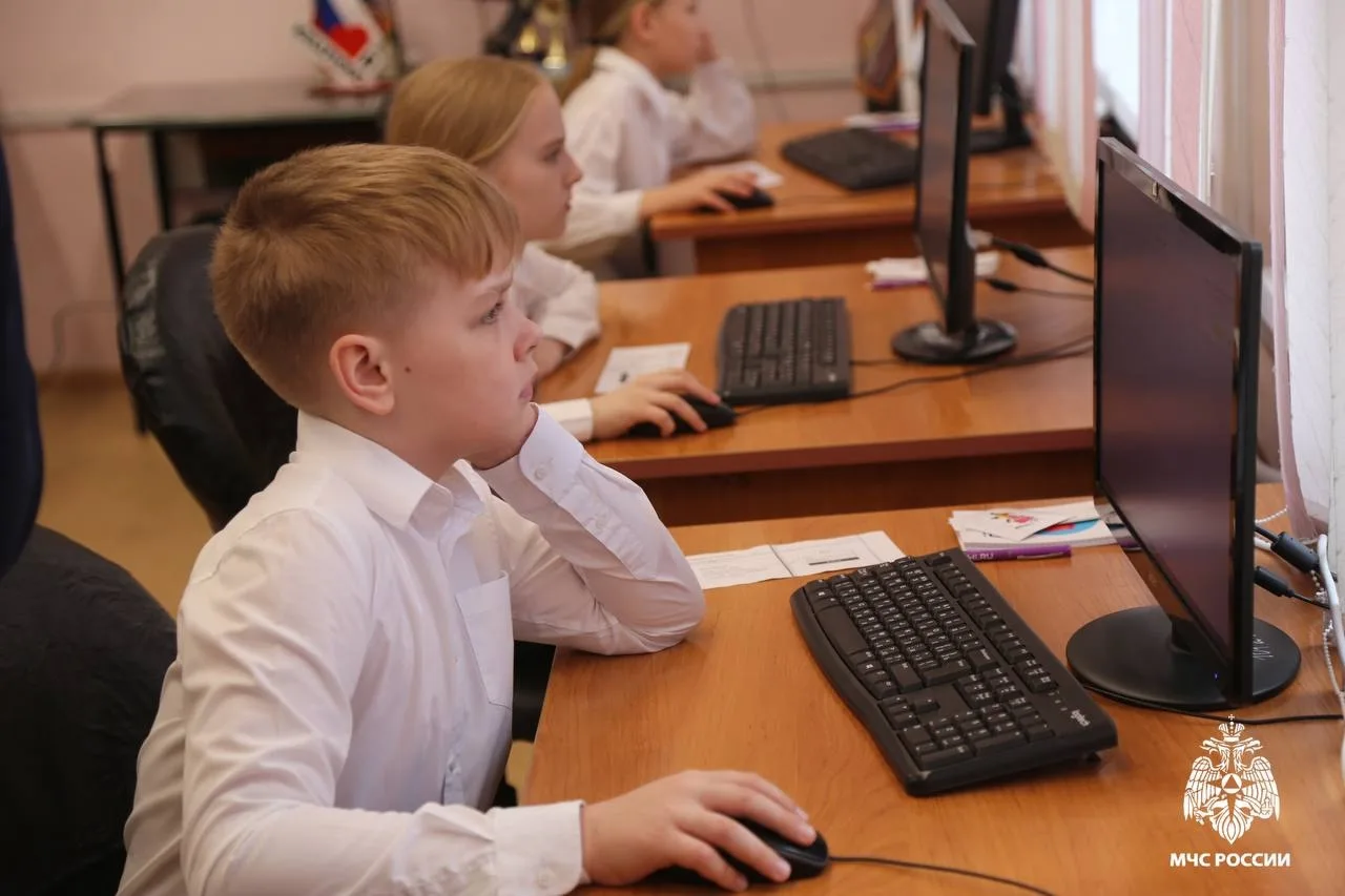 Проверь свои знания в онлайн-олимпиаде «Безопасность начинается с тебя»: safety-mchs.uchi.ru/ Проверь свои знания в онлайн-олимпиаде «Безопасность начинается с тебя»: safety-mchs.uchi.ru/