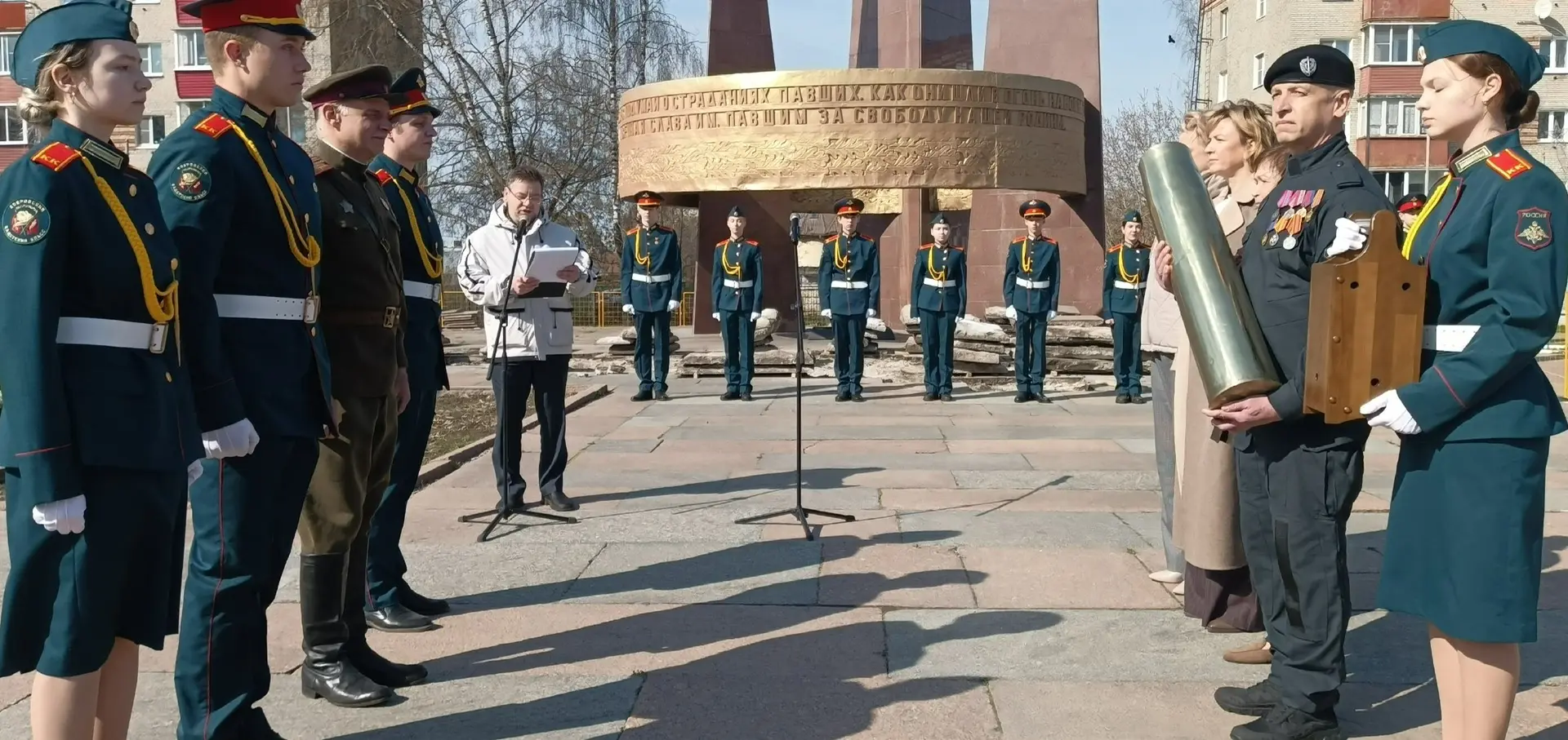 На время реконструкции монумента на пл. Победы частицу земли и Вечного огня передали в музей На время реконструкции монумента на пл. Победы частицу земли и Вечного огня передали в музей