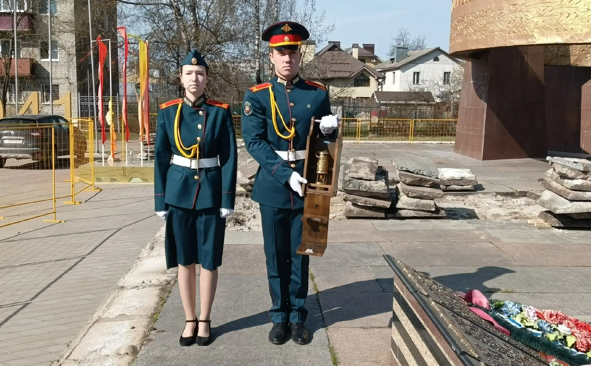 На время реконструкции монумента на пл. Победы частицу земли и Вечного огня передали в музей На время реконструкции монумента на пл. Победы частицу земли и Вечного огня передали в музей