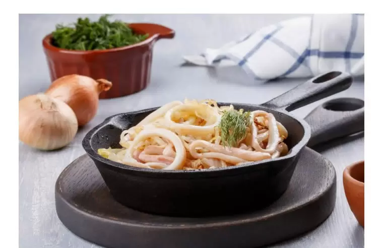 Тушёные кальмары с ароматным луком