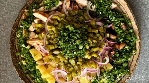 Удивительно простой салат с курицей и грибами, который можно подать и тёплым, и холодным