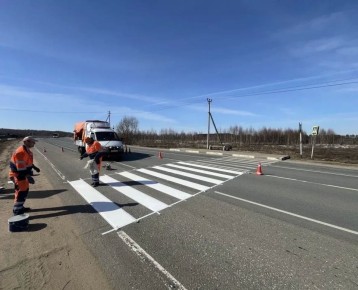 На областных дорогах обновляют дорожные знаки и наносят разметку