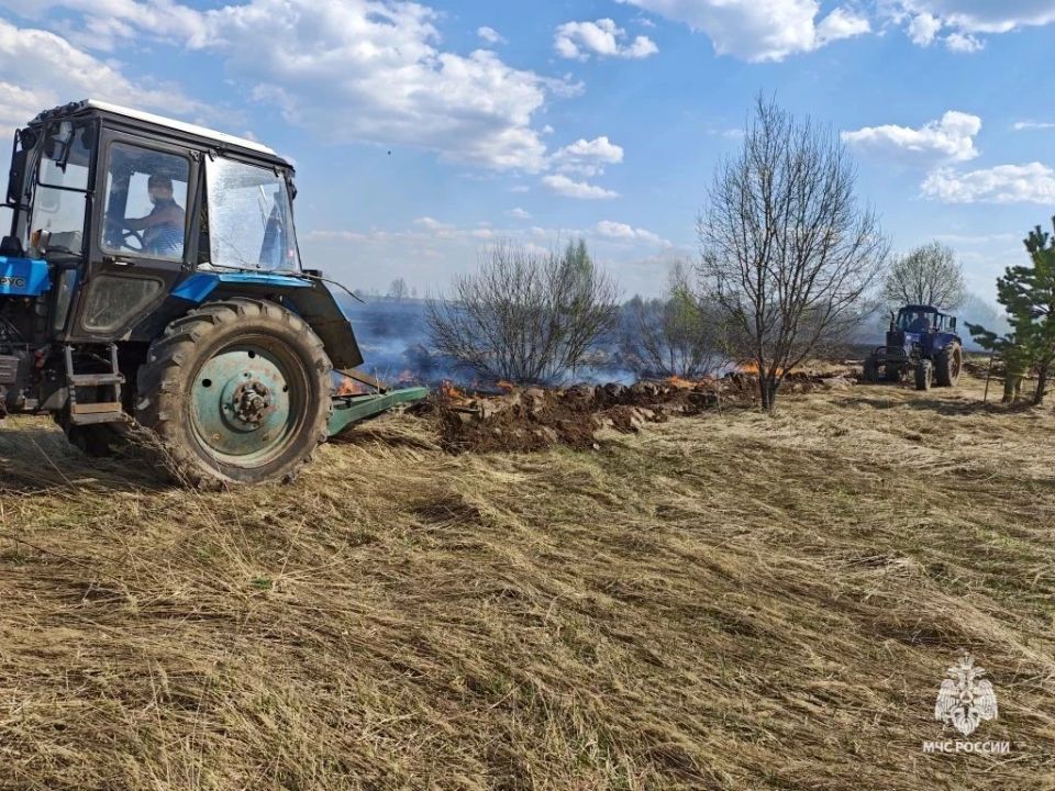 Сотрудники МЧС и добровольцы успели потушить поле и не допустили переброс огня на дома в селе Фоминки Сотрудники МЧС и добровольцы успели потушить поле и не допустили переброс огня на дома в селе Фоминки