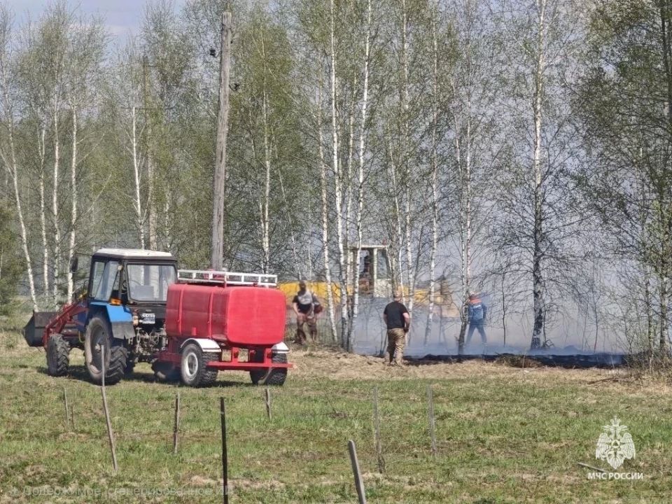 Сотрудники МЧС и добровольцы успели потушить поле и не допустили переброс огня на дома в селе Фоминки Сотрудники МЧС и добровольцы успели потушить поле и не допустили переброс огня на дома в селе Фоминки