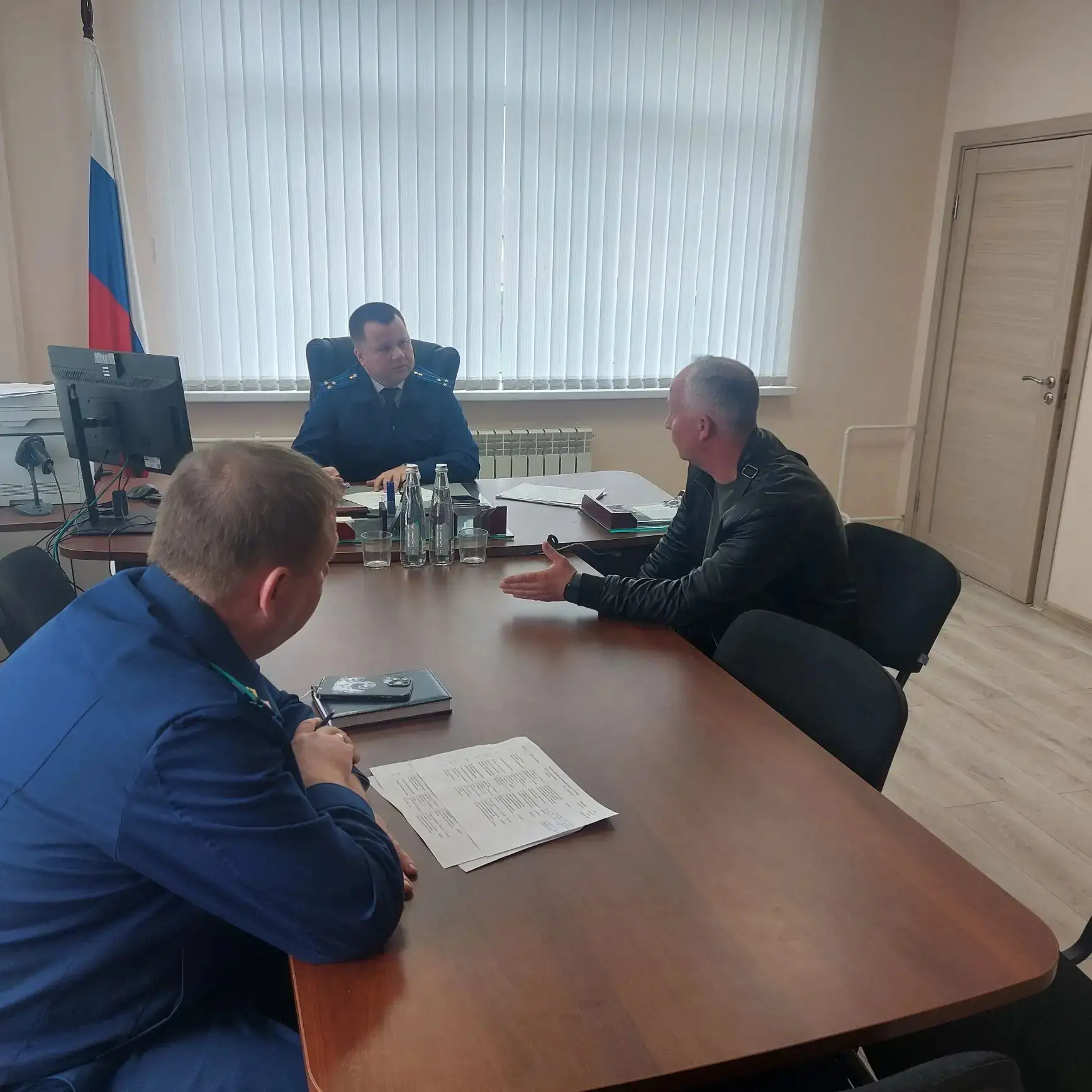 Заместитель прокурора области Антон Жуков провел личный приём граждан в городе Суздале Заместитель прокурора области Антон Жуков провел личный приём граждан в городе Суздале