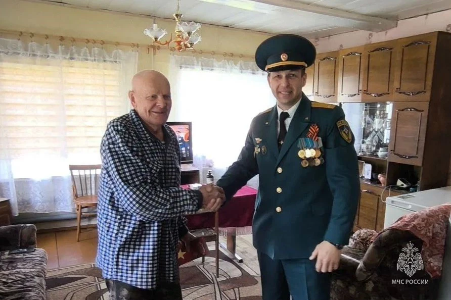 В День Победы сотрудники МЧС России поздравили ветерана труда и своего коллегу с праздником