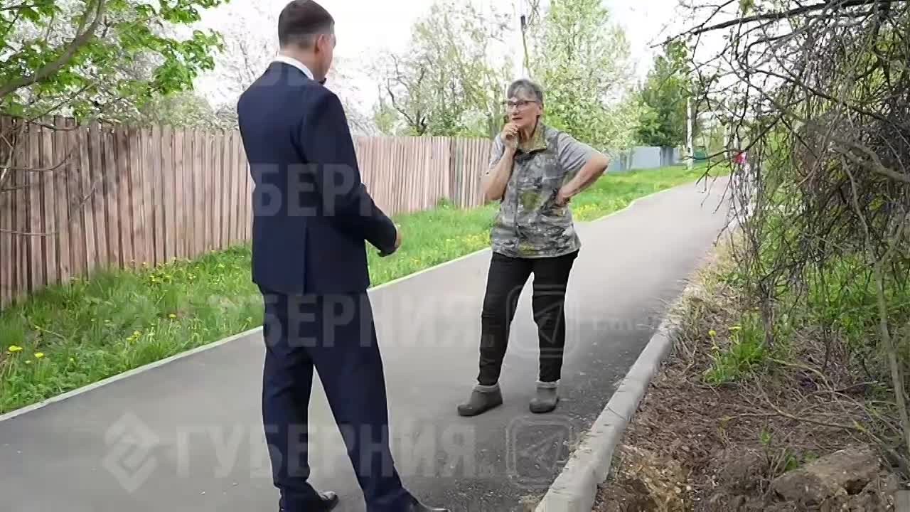 Глава Петушинского округа Алексей Копытов пообщался с жительницей Петушков, пострадавшей от разлива мазута