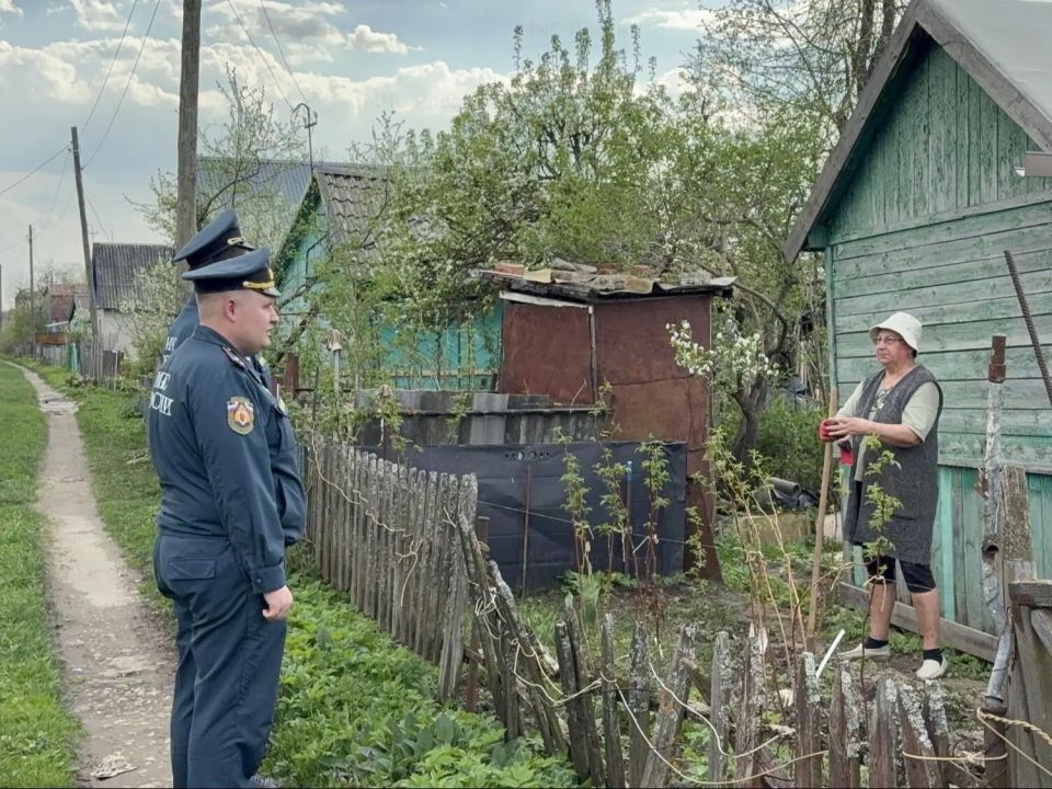 Сотрудники МЧС России напоминают дачникам о необходимости соблюдения правил пожарной безопасности