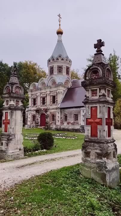 В деревне Муромцево Владимирской области ( Россия) находится сказочный замок - усадьба Храповицкого