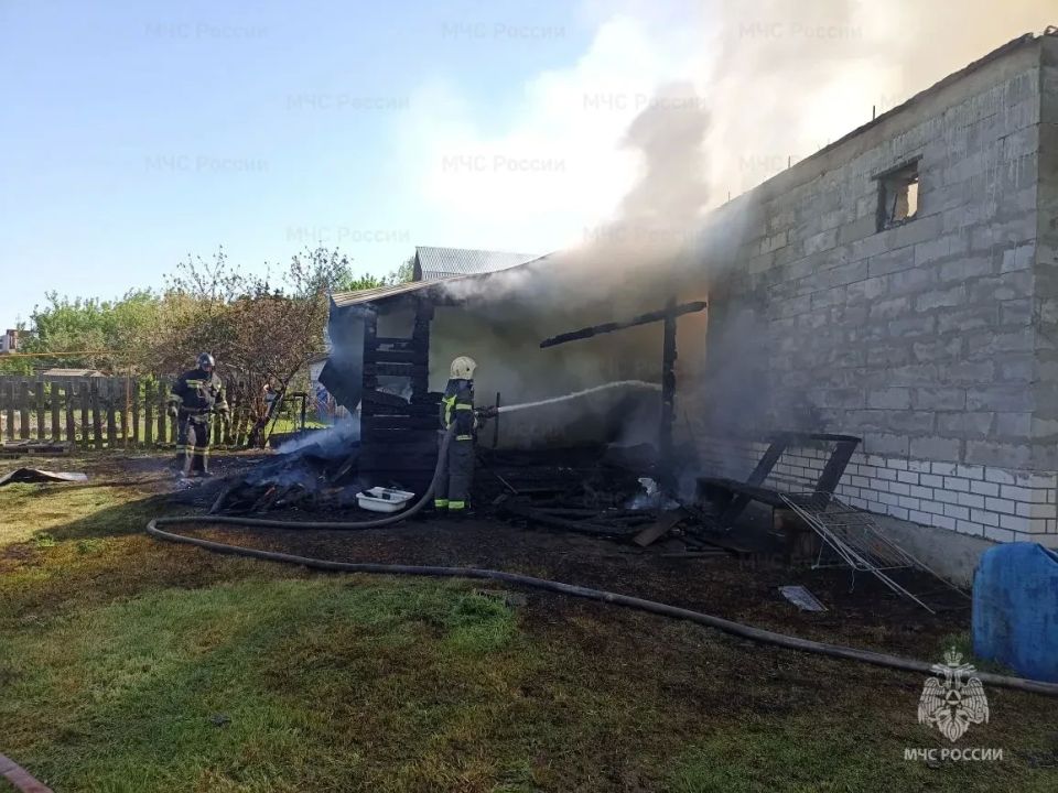 73-летняя женщина вернулась в горящий дом в поселке Никологоры и погибла