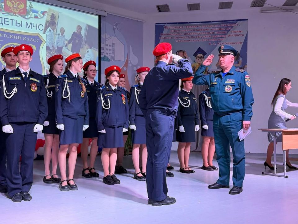 Кадеты пожарно-спасательного профиля в Симферополе получили выпускные свидетельства Кадеты пожарно-спасательного профиля в Симферополе получили выпускные свидетельства